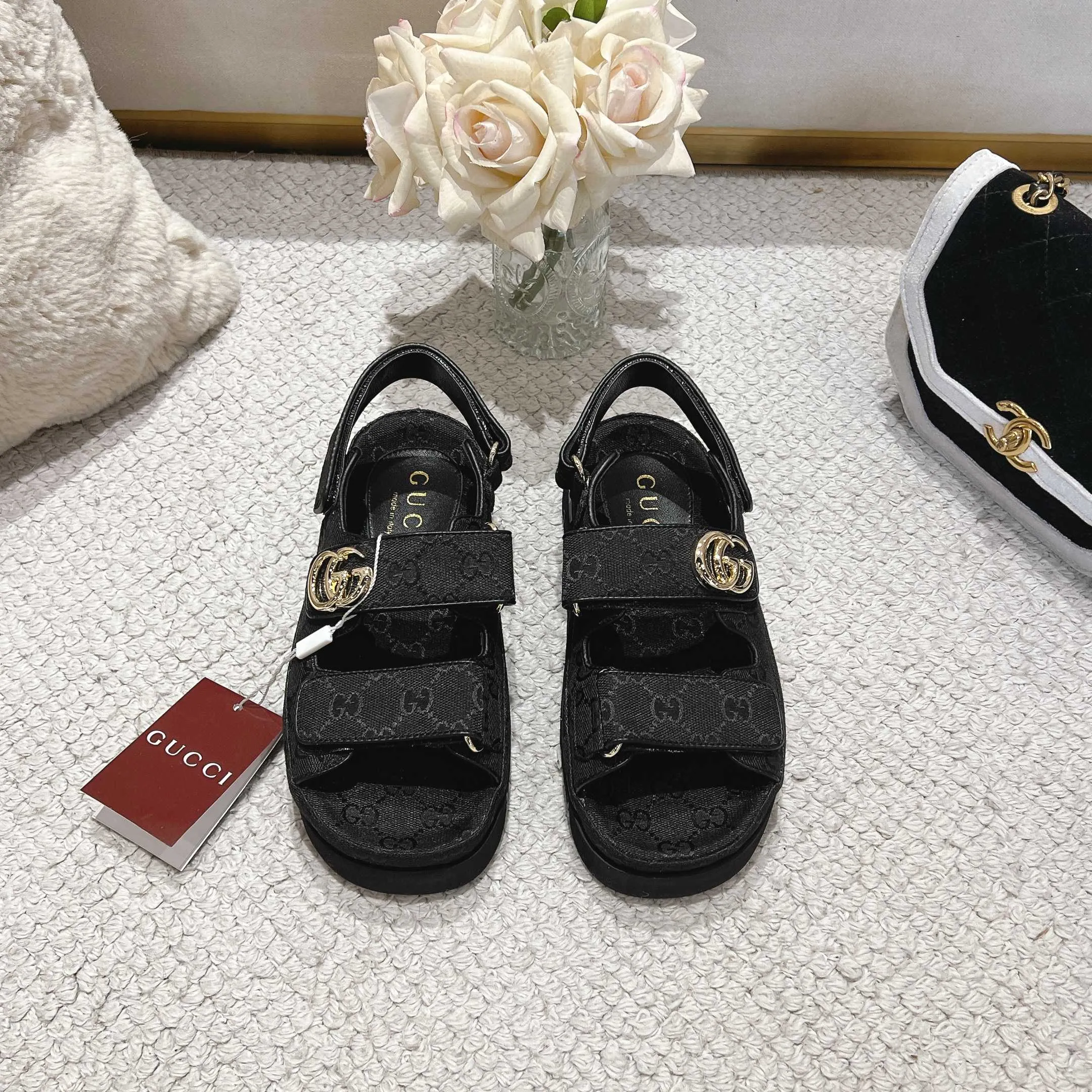 👟👟Ex-factory price 500👟👟Gucci’s modern design aesthetic explores the path of unique craftsmanship, cleverly integrating the brand’s classic elements with its beloved brand logo. The sandal is embellished with the beloved Double G hardware, adding a touch of understated branding to the design, complementing the versatility of the Velcro straps. Outsole: Wear-resistant and easy-to-bend sawtooth rubber foam sole! Ultra-light sole. Natural PU heightening insole. Size: Female 35-41#